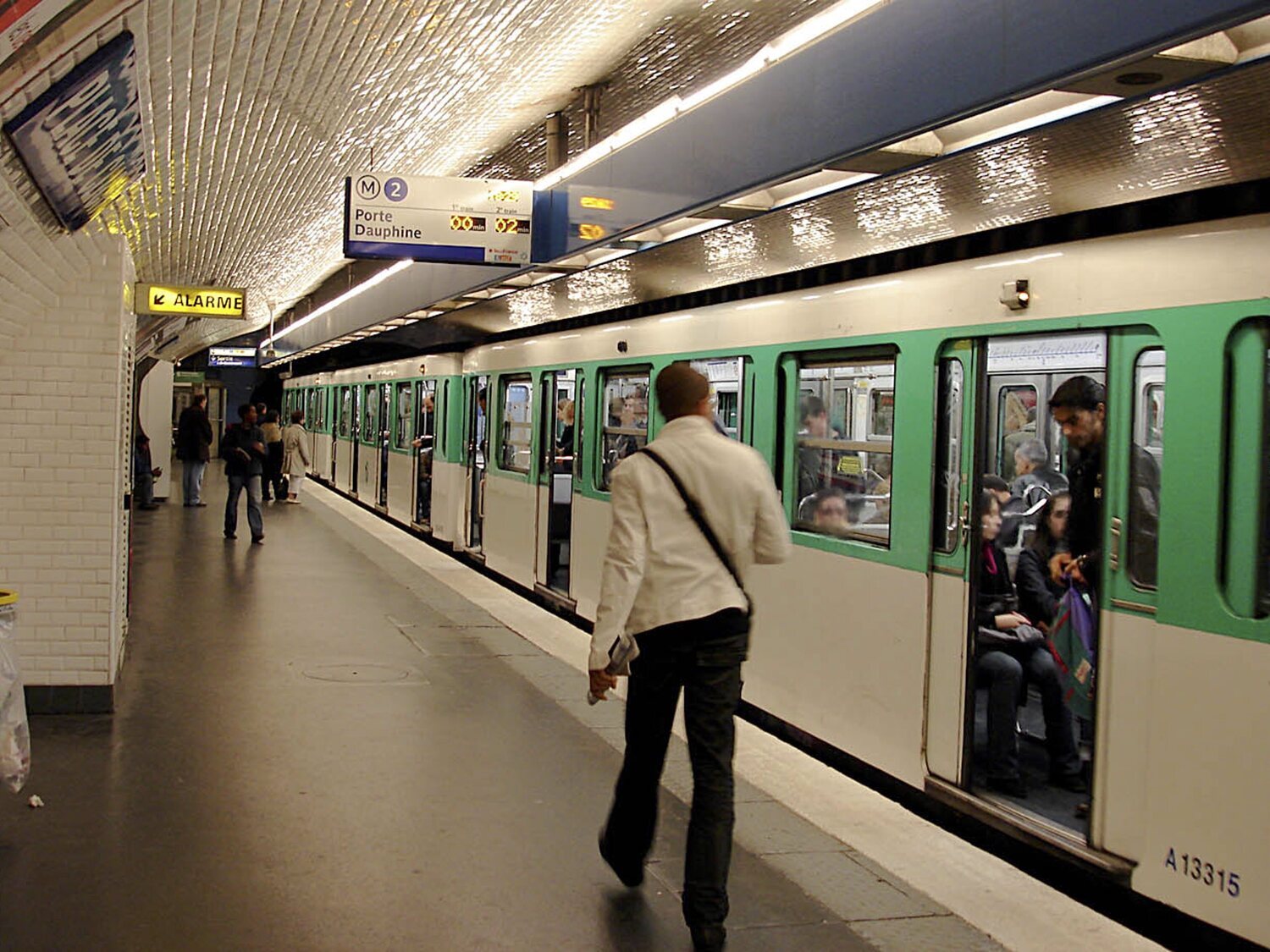 Muere una mujer en el metro de París después de que su abrigo se enganchara en el vagón