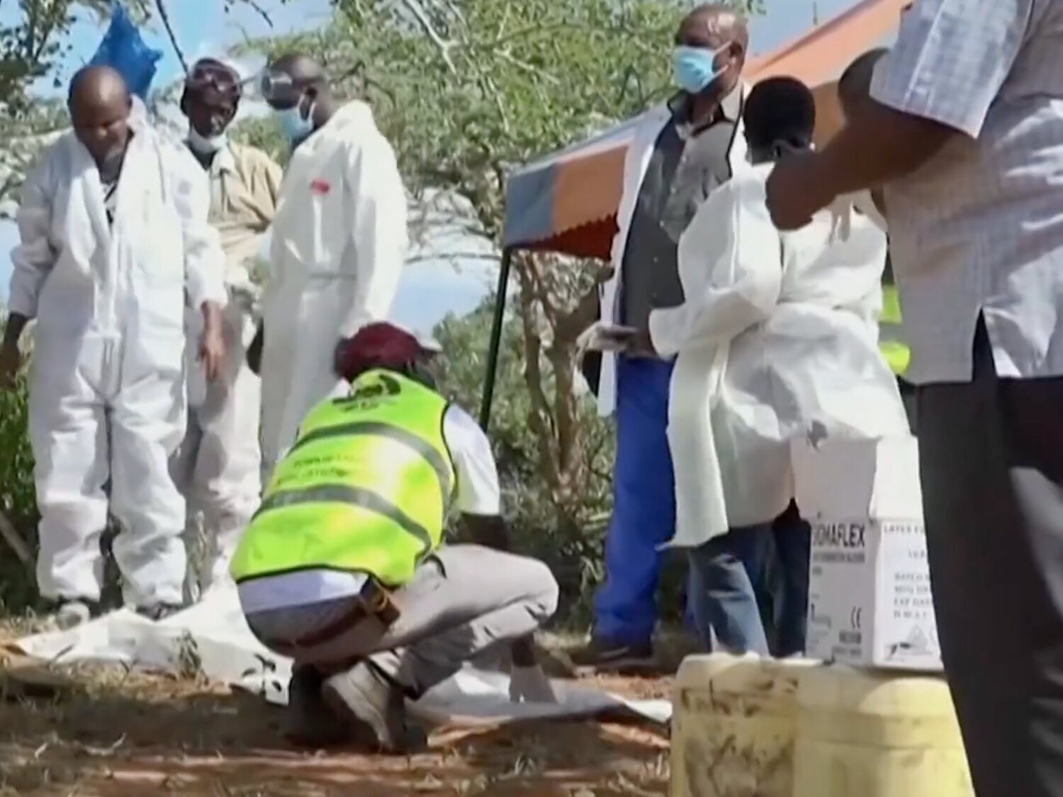 Hallan 90 muertos en fosas comunes en Kenia víctimas de una secta cristiana: hacían ayunos para "encontrar a Jesús"