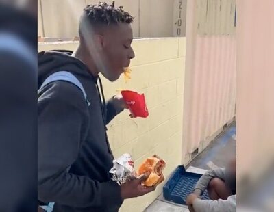 Un youtuber indigna con un vídeo comprando y comiendo delante de una persona sin hogar: "Disfruta de esto"