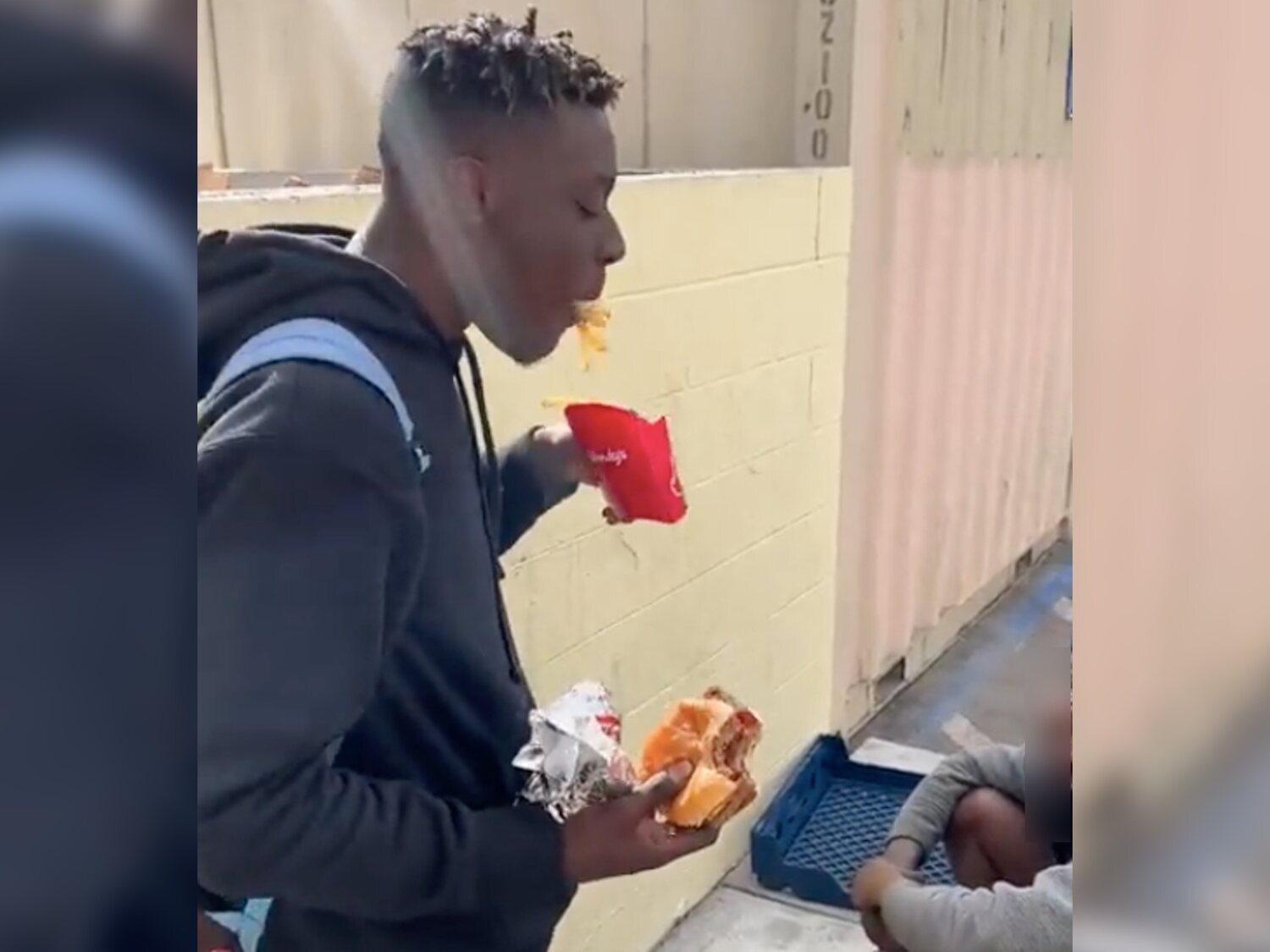 Un youtuber indigna con un vídeo comprando y comiendo delante de una persona sin hogar: "Disfruta de esto"