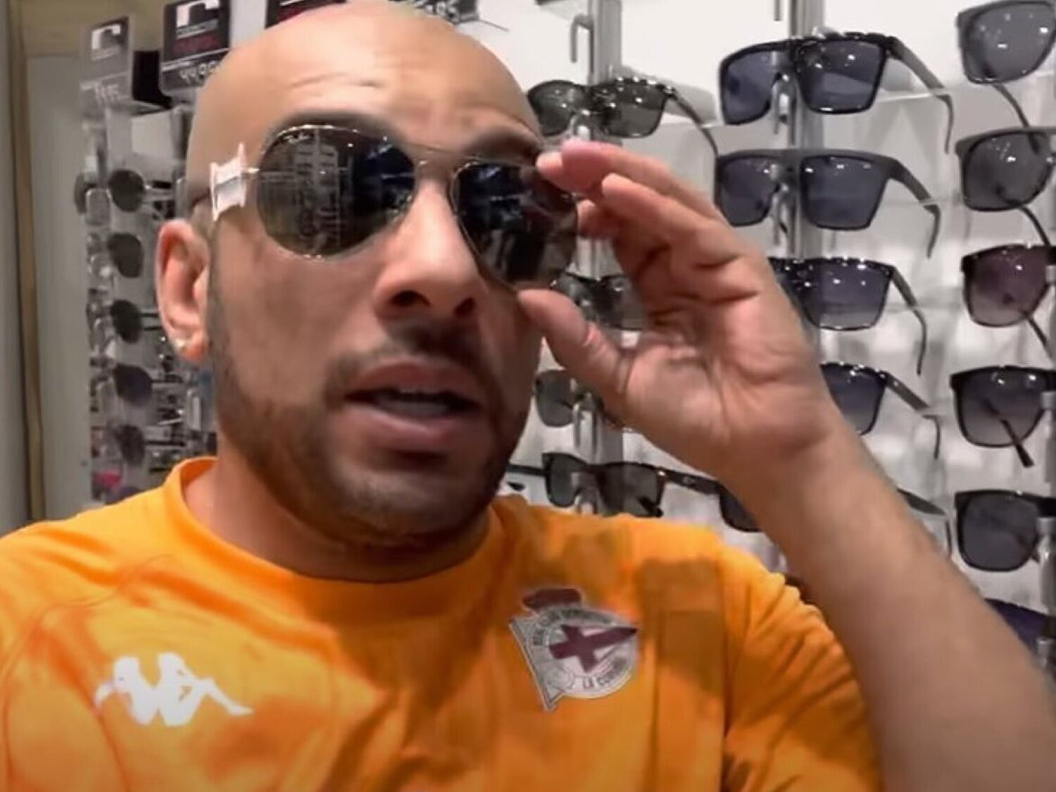 Borja Escalona roba unas gafas con la excusa de que estaba haciendo una promoción