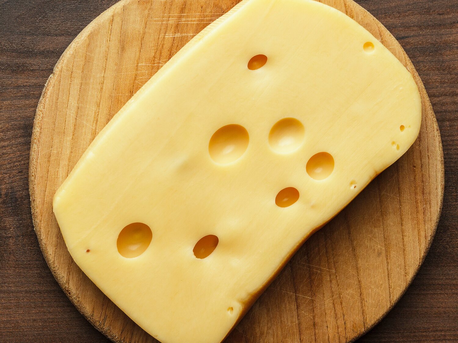 ¿Por qué ciertos quesos tienen agujeros?