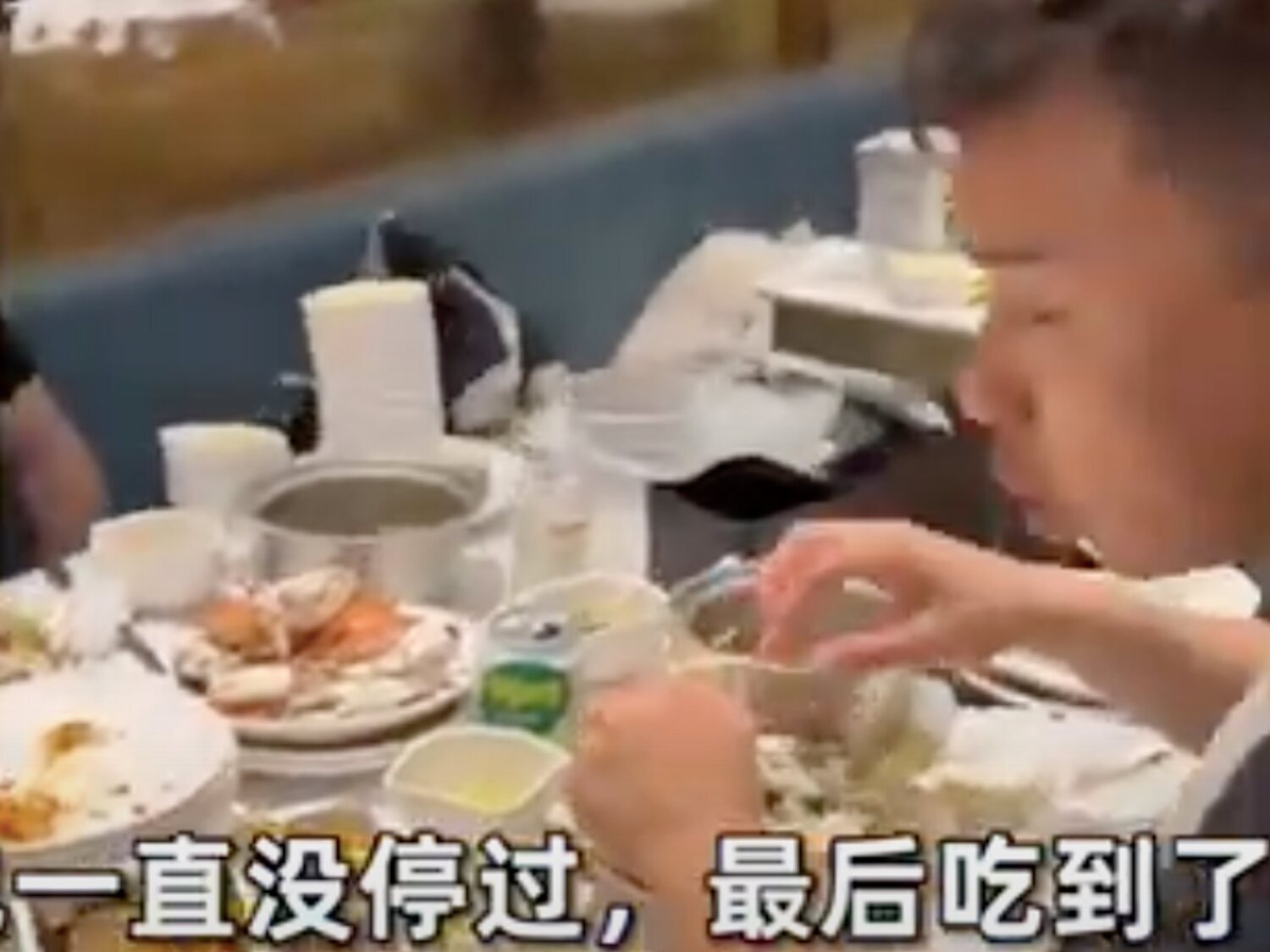El viral que arrasa: siete amigos se comen 300 cangrejos y 80 postres en un buffet por "recuperar la inversión"