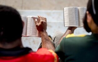 Un padre de Utah usa una ley 'trumpista' y retira la Biblia de los colegios por "incesto y prostitución"