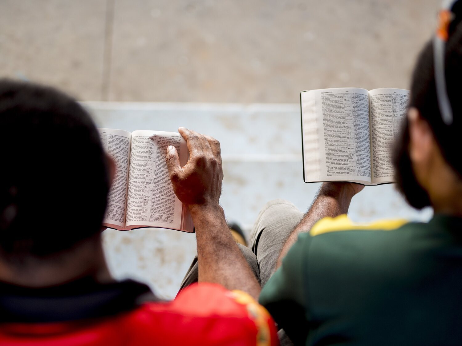Un padre de Utah usa una ley trumpista y retira la Biblia de los colegios por "incesto y prostitución"