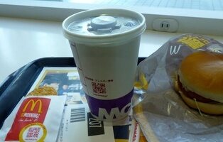 El desconocido uso de los botones de burbuja de las tapas de los refrescos de McDonald's