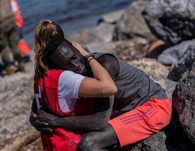 El caso de Abdou, inmigrante que conmovió por su abrazo a la voluntaria de Cruz Roja, es rechazado por Europa