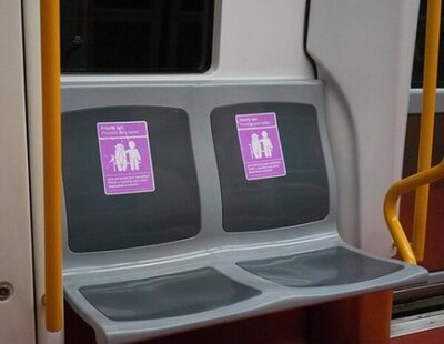 ¿Qué significan las pegatinas moradas que han aparecido en el metro de Madrid?