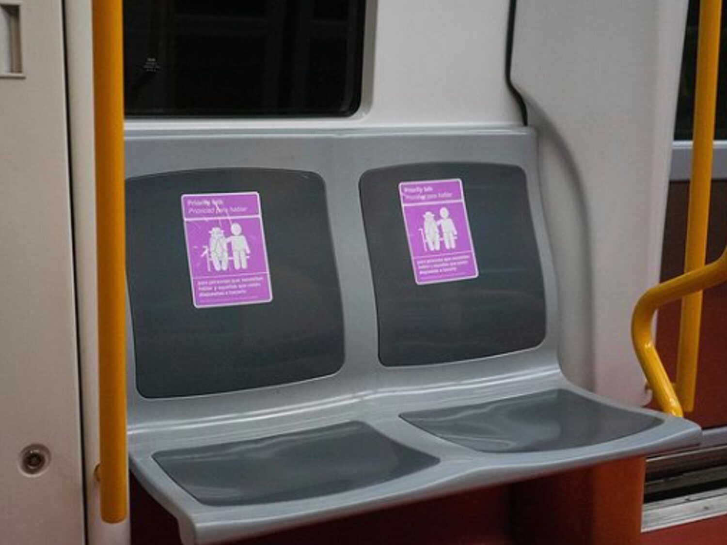 ¿Qué significan las pegatinas moradas que han aparecido en el metro de Madrid?
