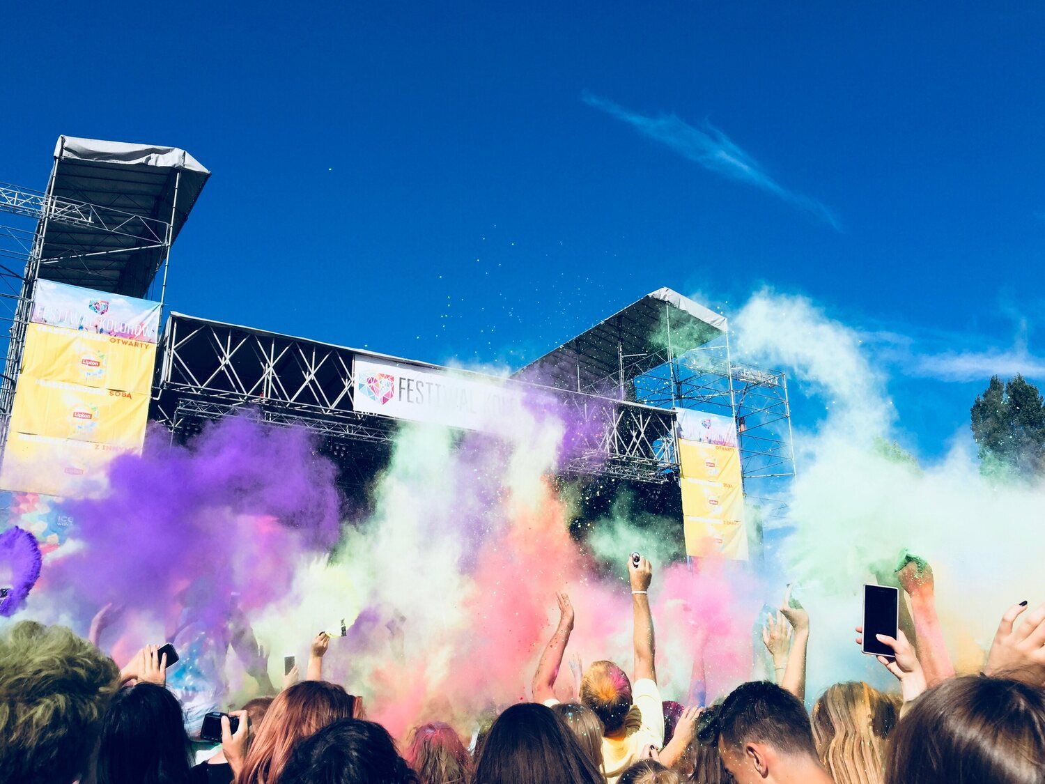 Derechos que tienes al entrar en un festival: cancelación, gastos de gestión...