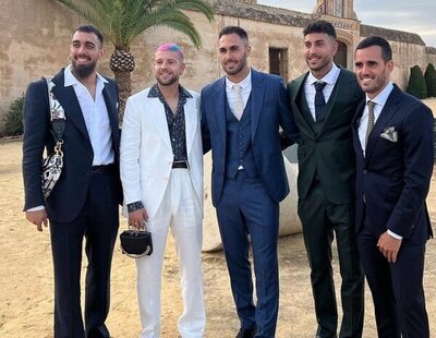 Los futbolistas Borja Iglesias y Ruibal denuncian ataques homófobos por vestir con bolso en una boda