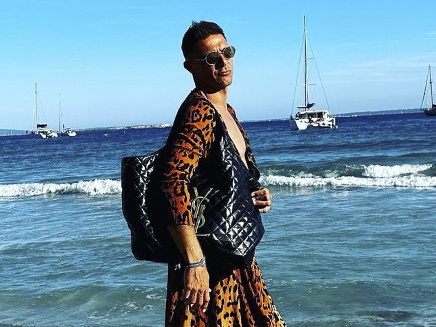 Joaquín calla a los homófobos con un bolso en la playa en apoyo a los futbolistas Borja Iglesias y Ruibal