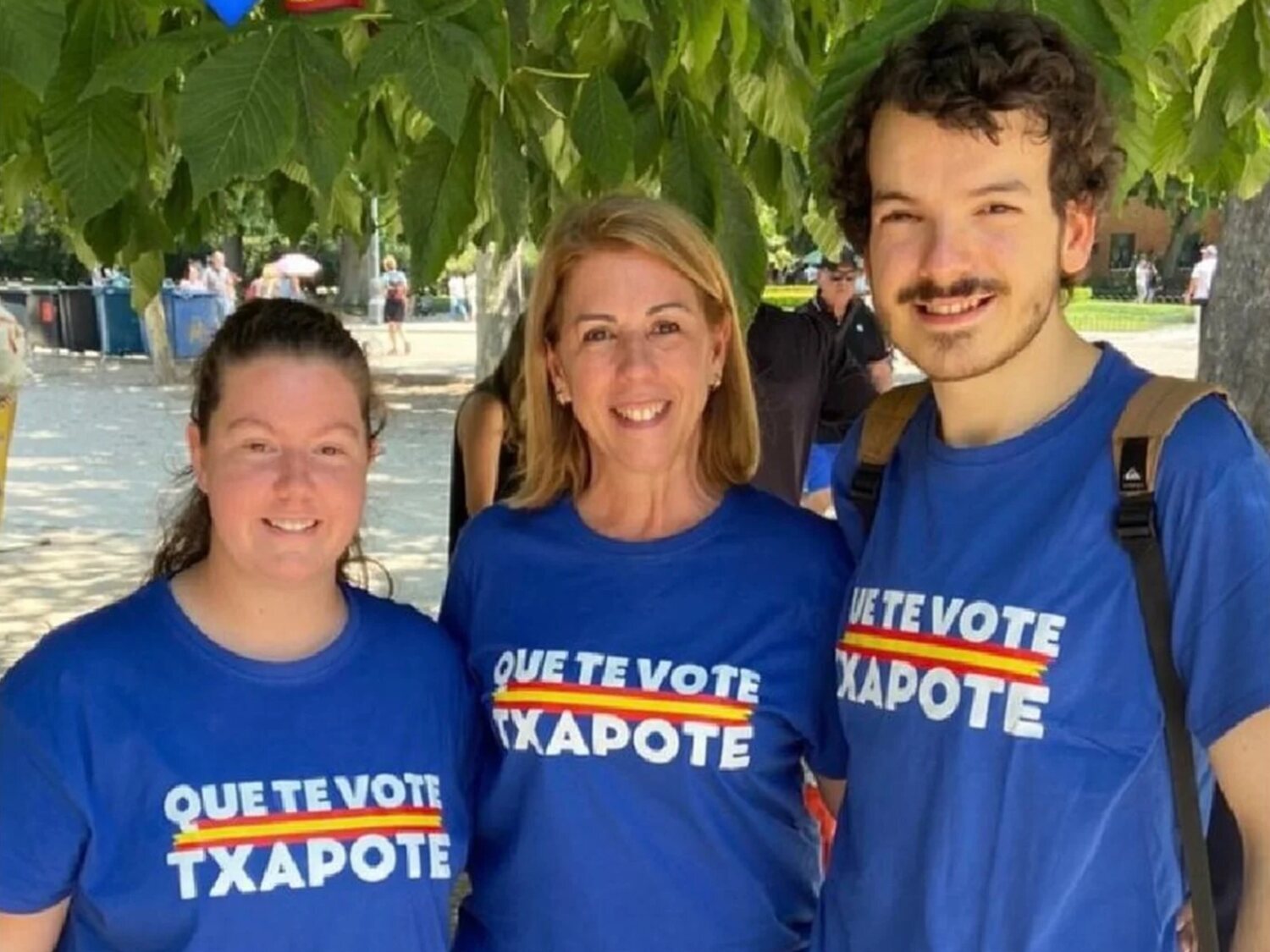 Familiares de asesinados de ETA estallan ante las camisetas del PP con el lema "Que te vote Txapote"