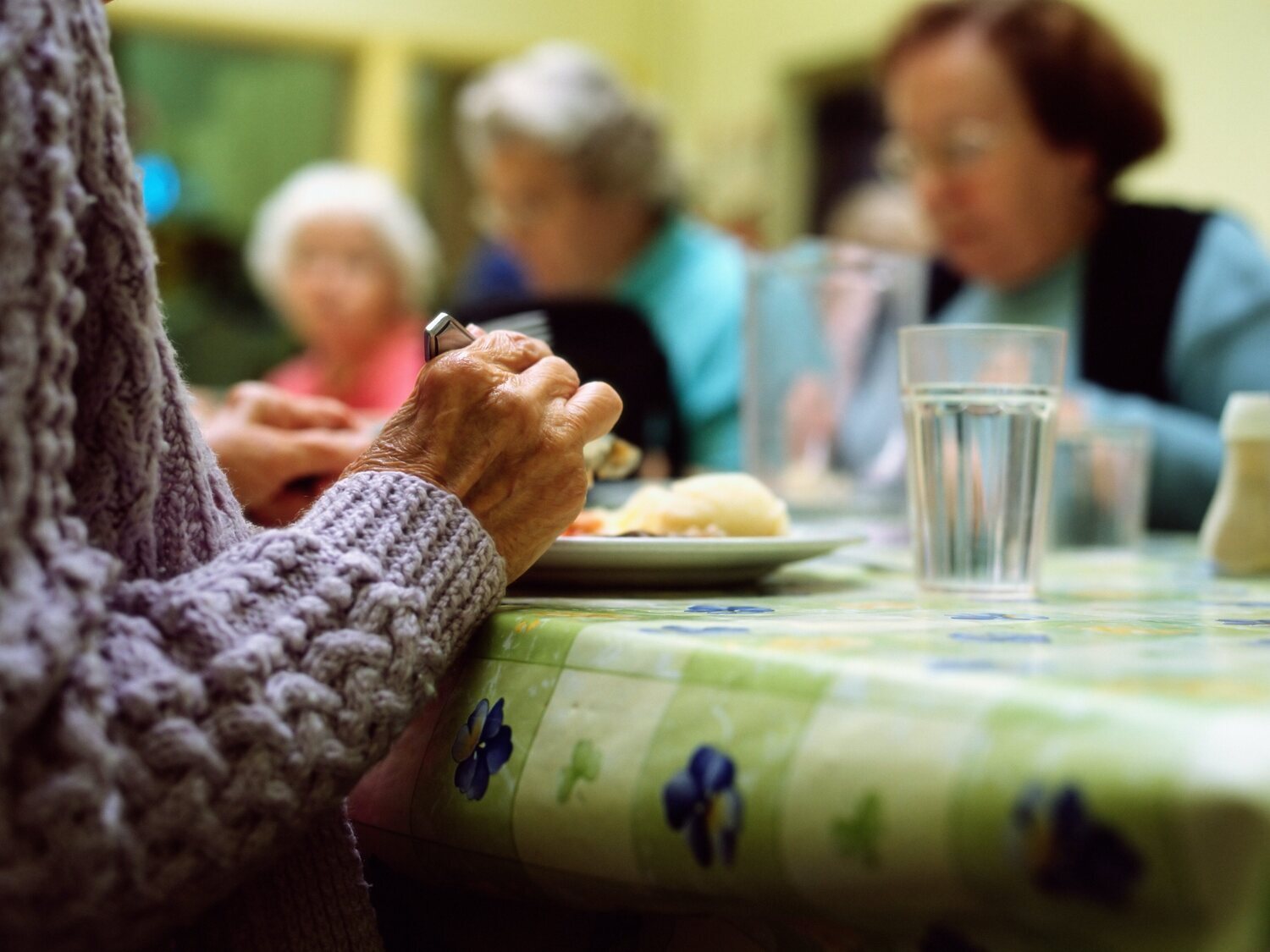 Sancionada una residencia de Madrid por servir a sus mayores comida caducada hace un años