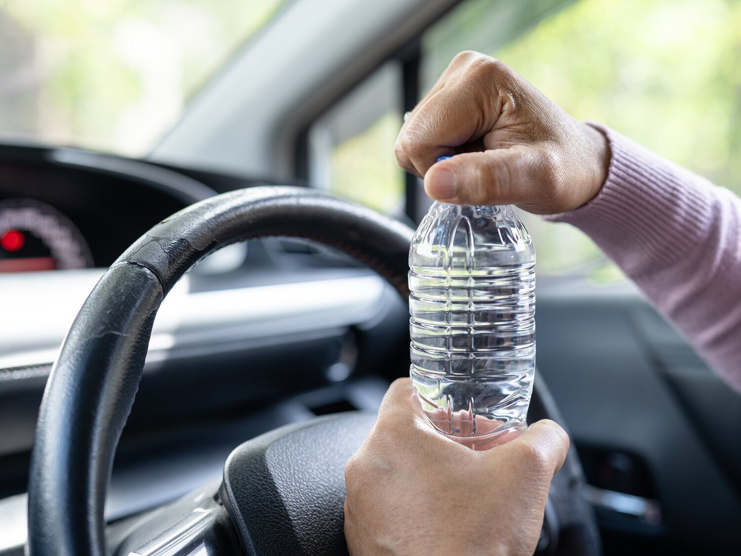 ¿Puede la DGT multar por beber agua mientras se conduce?