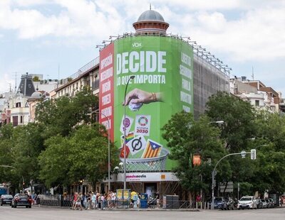La Junta Electoral da 24 horas a VOX para retirar su "lona del odio" del centro de Madrid