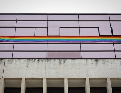 VOX amenaza con enviar a los servicios de seguridad para retirar la bandera LGTBI de la oficina del PSOE