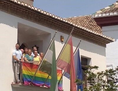 VOX denuncia ante la Guardia Civil a una alcaldesa del PSOE por colgar una bandera LGTBI