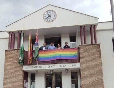 La bandera de los derechos LGTBI que tanto escuece a VOX: todas las localidades donde la esconde y ataca