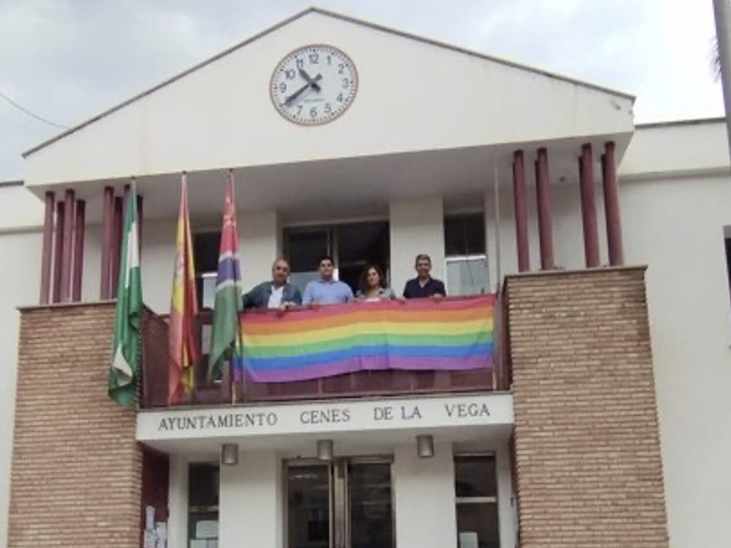 La bandera de los derechos LGTBI que tanto escuece a VOX: todas las localidades donde la esconde y ataca