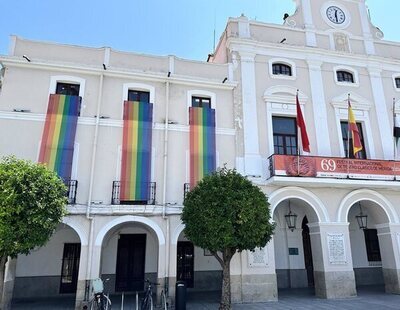 Edil de VOX en Mérida pide retirar la bandera LGTB y la equipara a la de "los pedófilos"