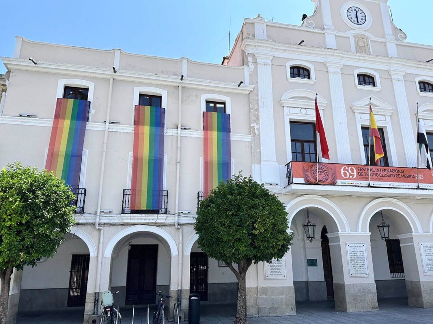 Edil de VOX en Mérida pide retirar la bandera LGTB y la equipara a la de "los pedófilos"