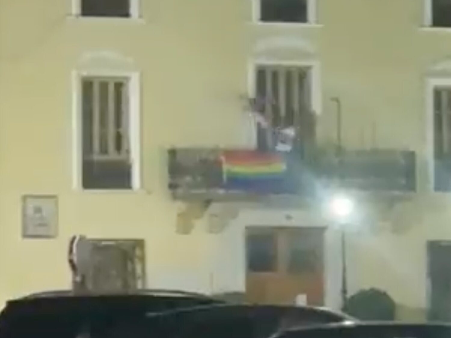 Arrancan las banderas LGTBI para colgar la franquista en pleno Orgullo en Albaida (Valencia)