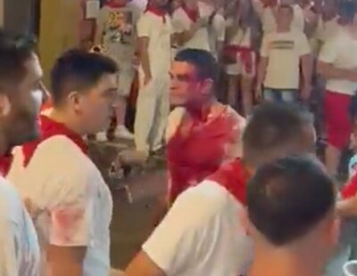 Salvaje pelea en plenos Sanfermines: a botellazos, con puñetazos y sangre en plena calle