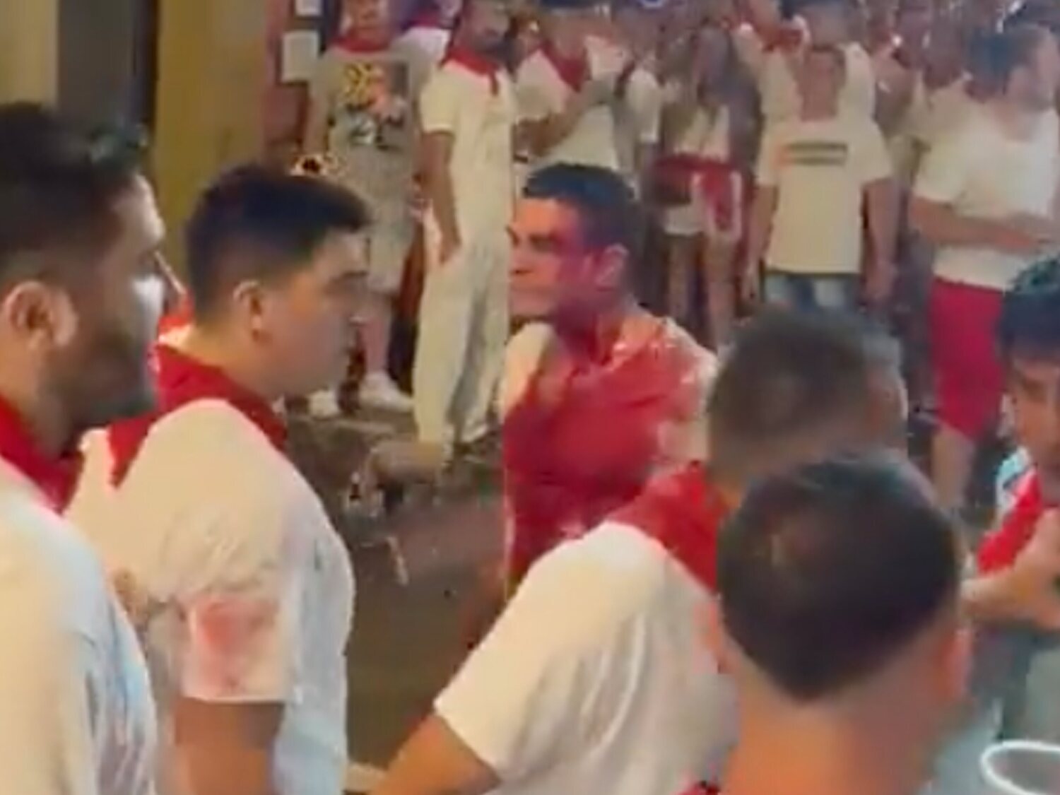 Salvaje pelea en plenos Sanfermines: a botellazos, con puñetazos y sangre en plena calle