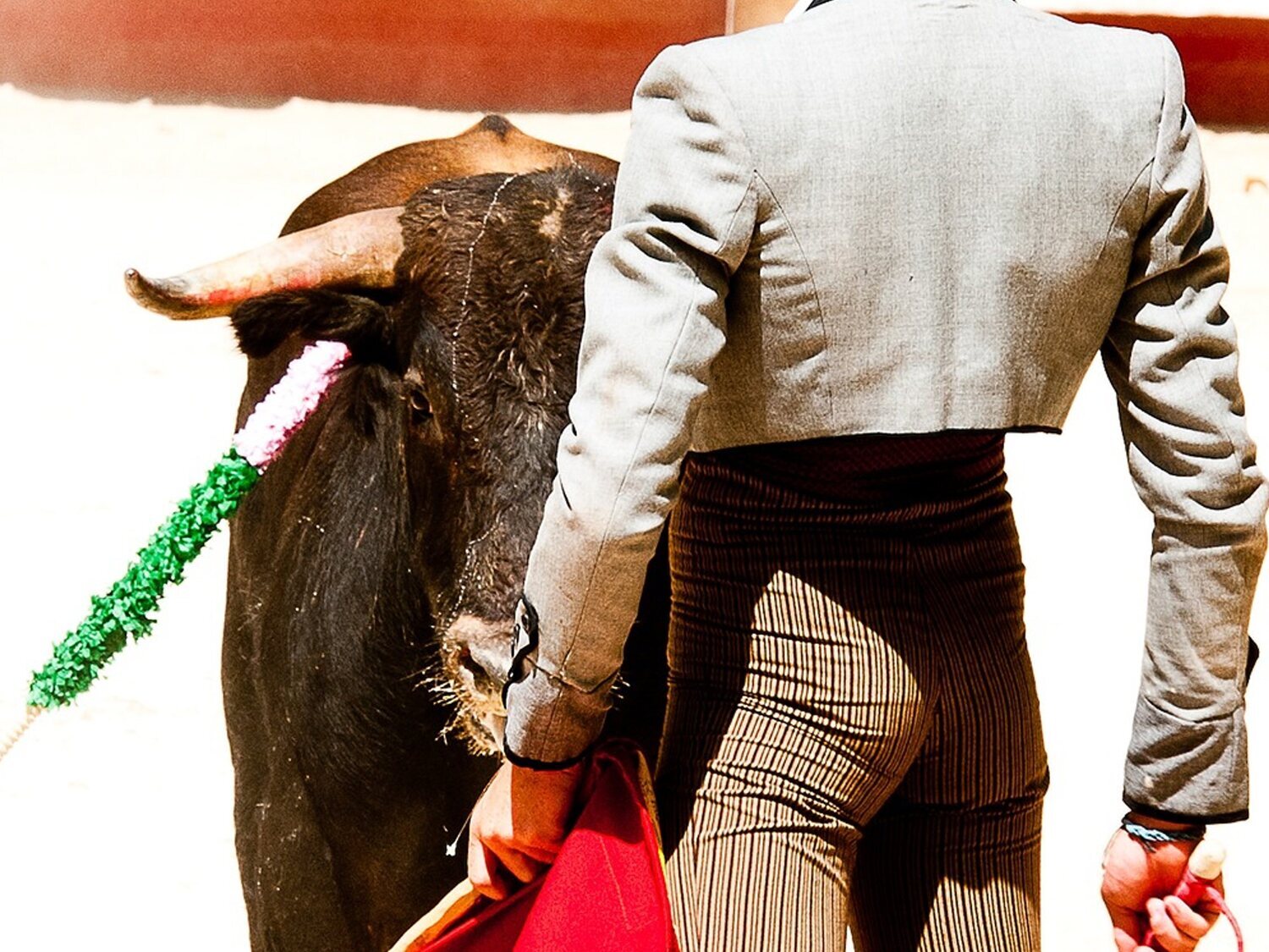 Un recortador sufre una brutal cornada de 10 centímetros en la plaza de toros de Pamplona