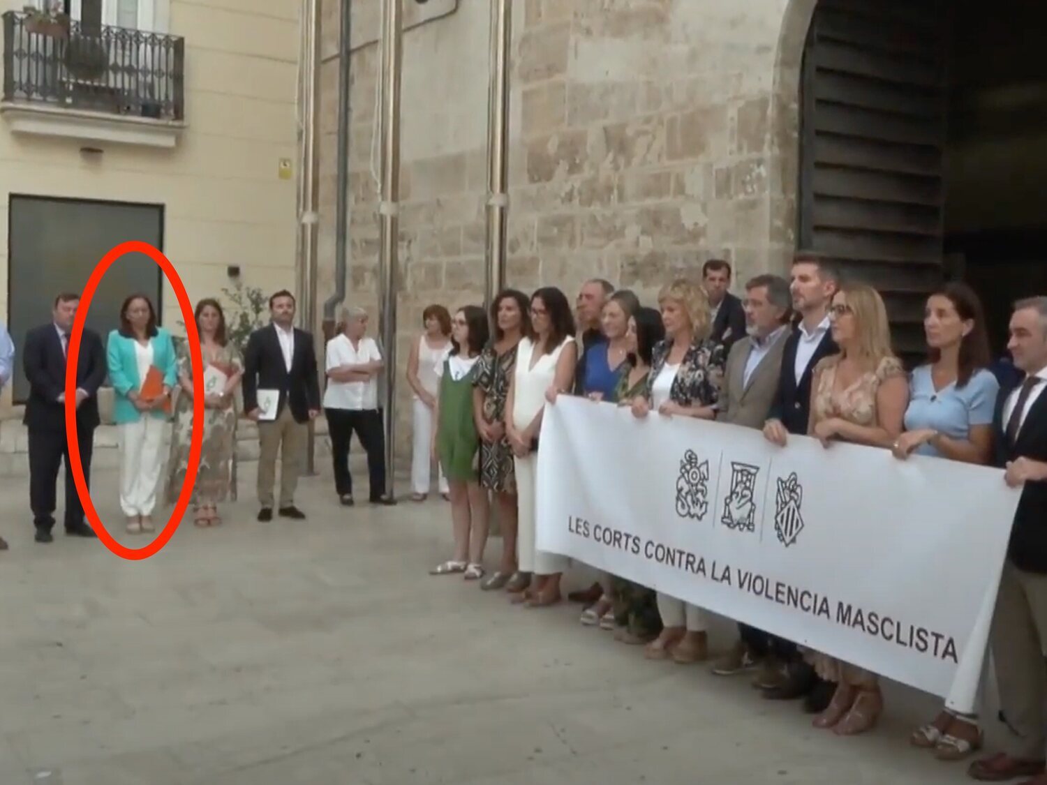 La presidenta de las Cortes Valencianas, Llanos Massó (VOX), rechaza alzar un cartel en condena de un asesinato machista