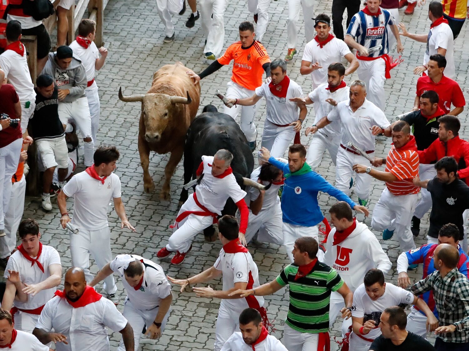 Un reportero de RTVE denuncia agresiones verbales en San Fermín al grito de "¡Que te vote Txapote!"