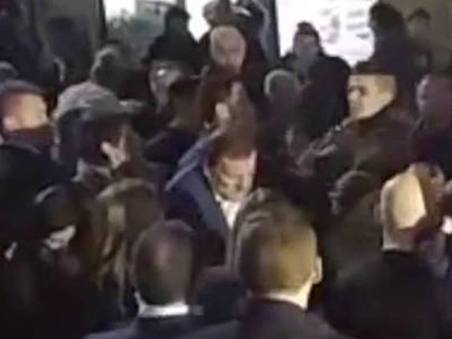 El hombre que golpeó a Rajoy cuando era presidente acuchilla a un periodista de La Voz de Galicia