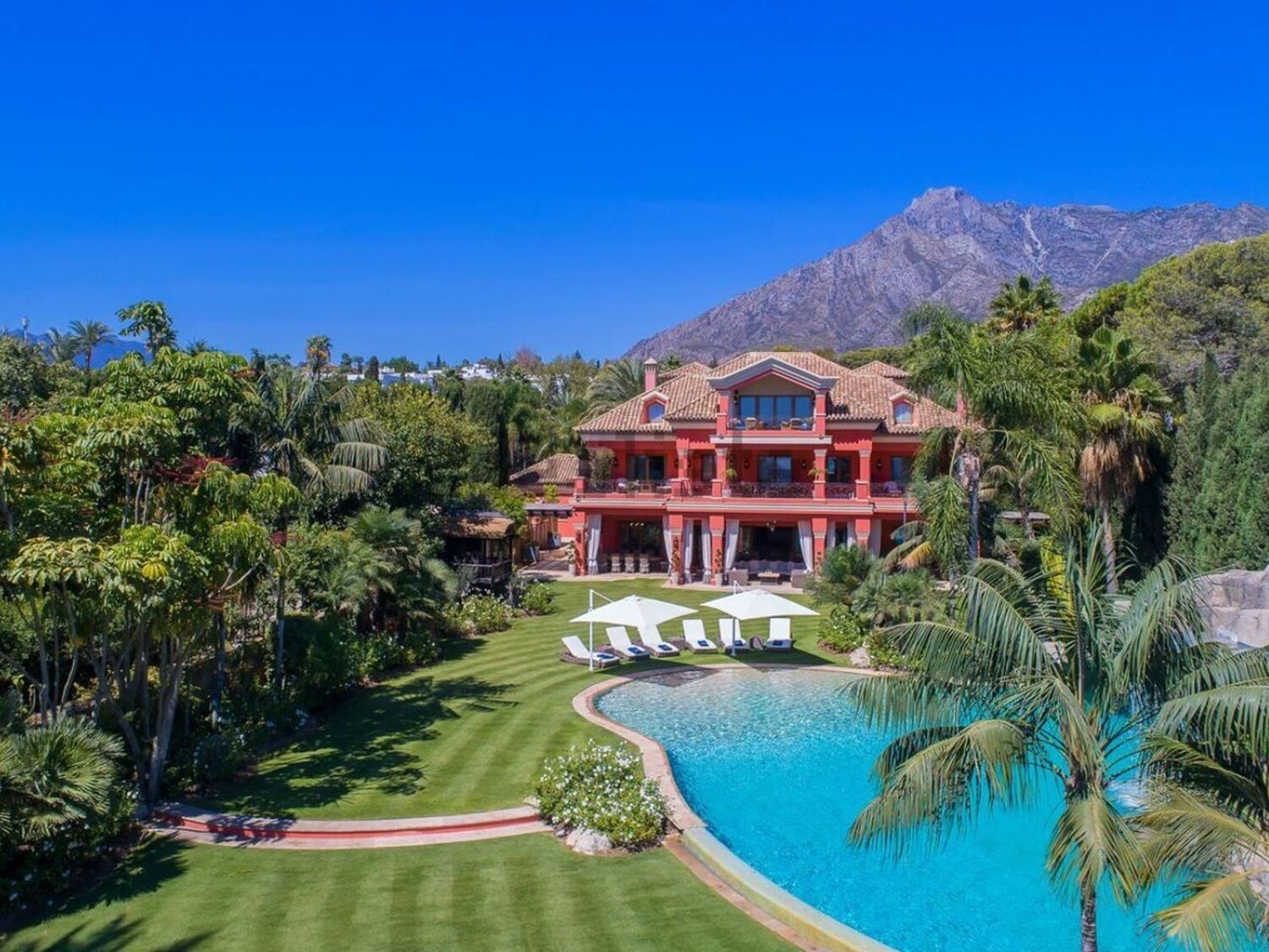 La casa más cara de España: 12 habitaciones, piscina con cascada y cine privado