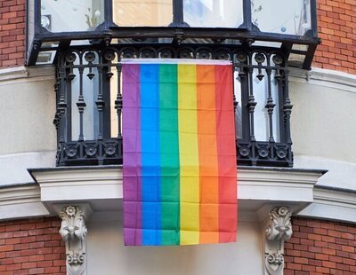 Una pareja lesbiana es acosada por lucir la bandera LGTBI: "La unión de hombre y mujer es lo natural"