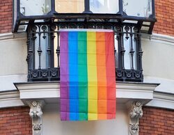 Una pareja lesbiana es acosada por lucir la bandera LGTBI: "La unión de hombre y mujer es lo natural"