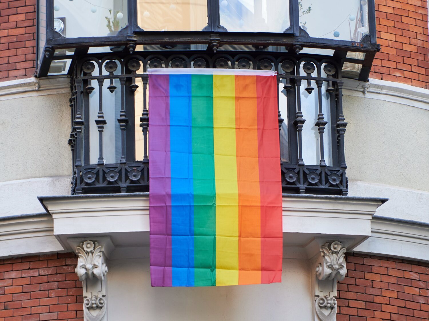 Una pareja lesbiana es acosada por lucir la bandera LGTBI: "La unión de hombre y mujer es lo natural"