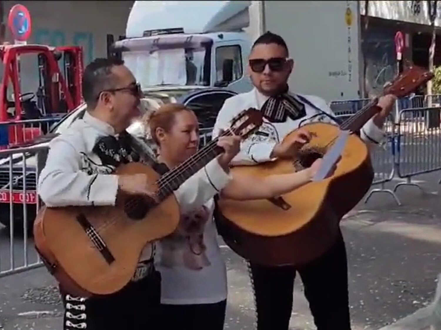 Mandan unos mariachis a la sede del Partido Popular a cantar un "narcocorrido"