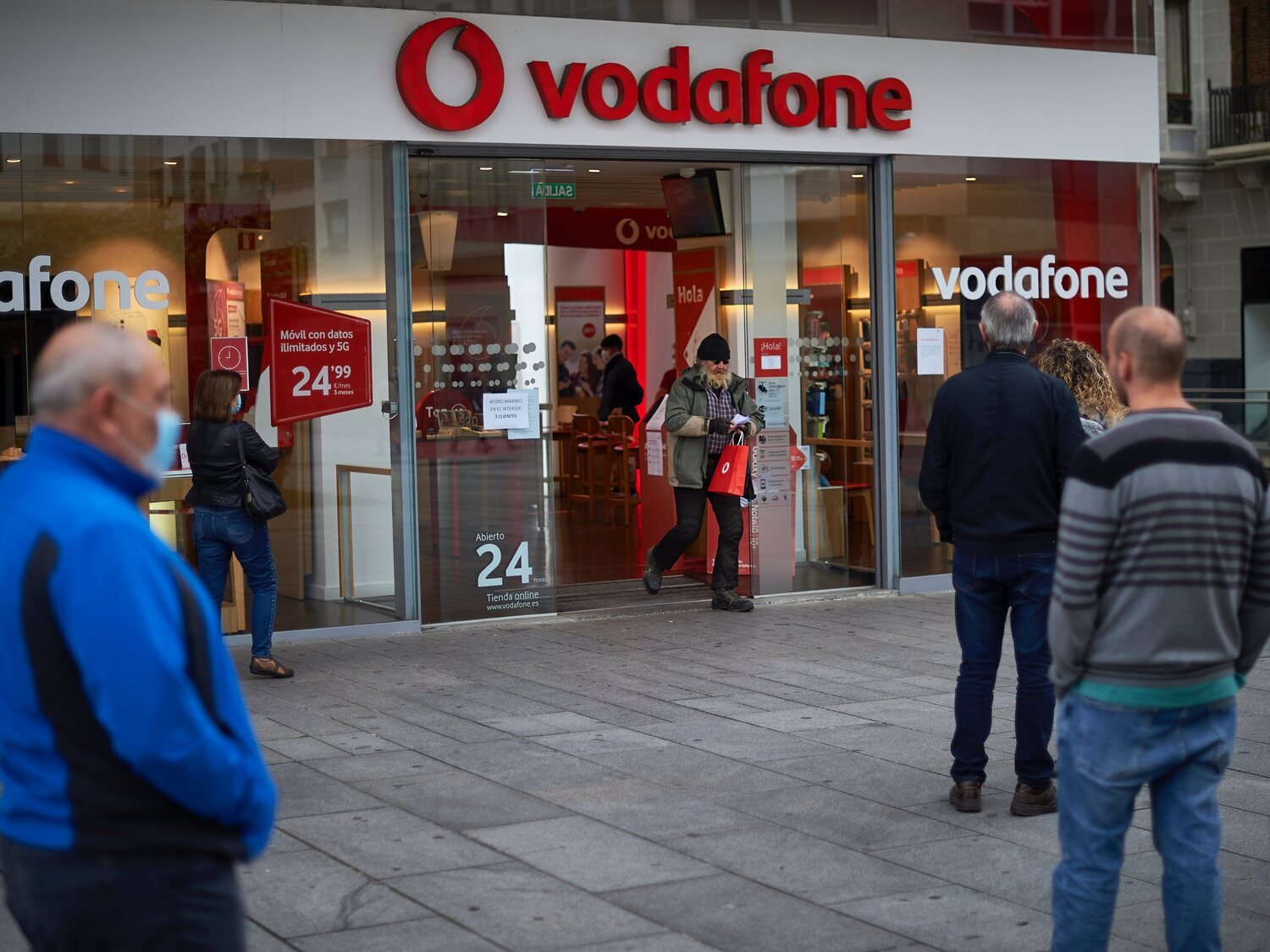 Vodafone cierra el 15% de sus tiendas en España para recortar en gastos