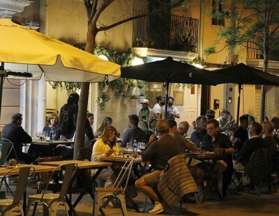 Un bar monta su terraza encima de un coche aparcado en la acera