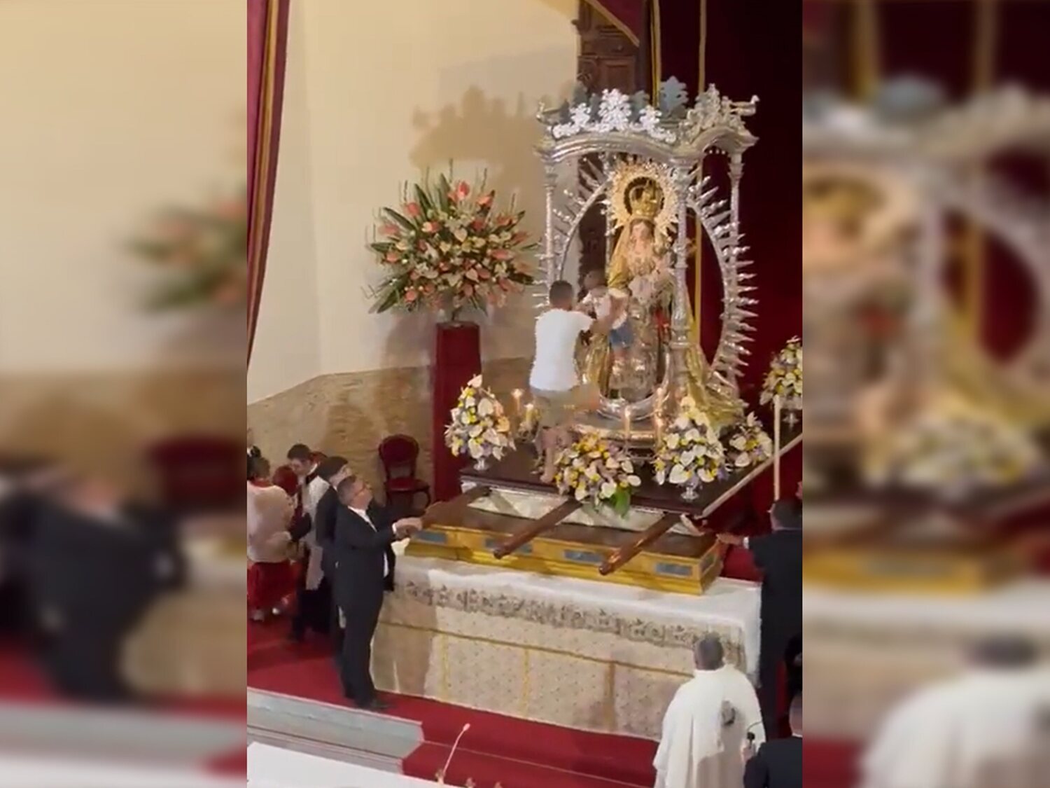 Un hombre irrumpe corriendo con un niño a hombros en una iglesia de Tenerife para dejarlo junto a la virgen