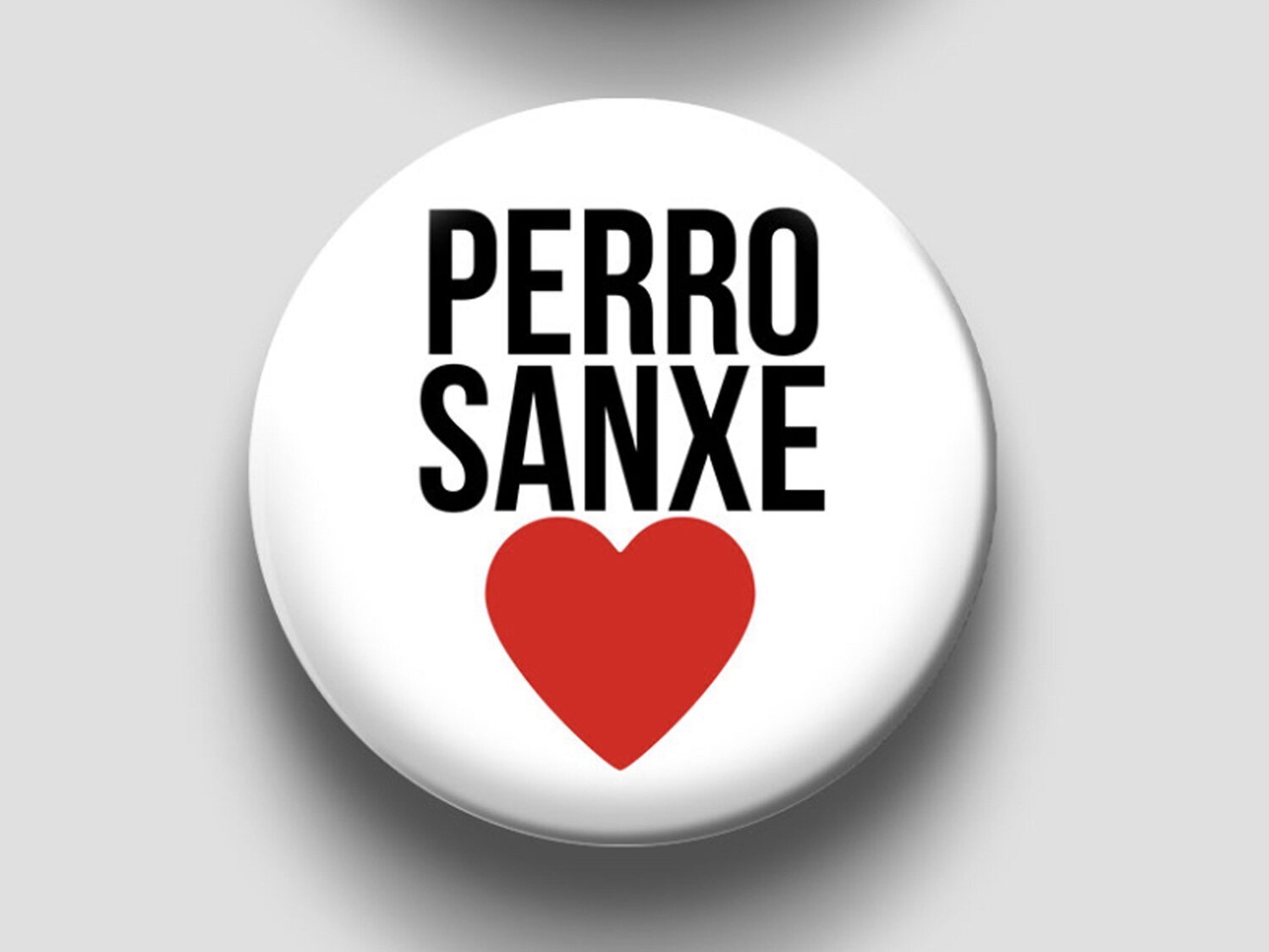 El PSOE acoge el meme de "Perro Sanxe": camisetas, chapas y pegatinas a la venta en su web