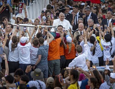 Un grupo de jóvenes católicos cantan el 'Cara al sol' durante la Jornada Mundial de la Juventud en Lisboa