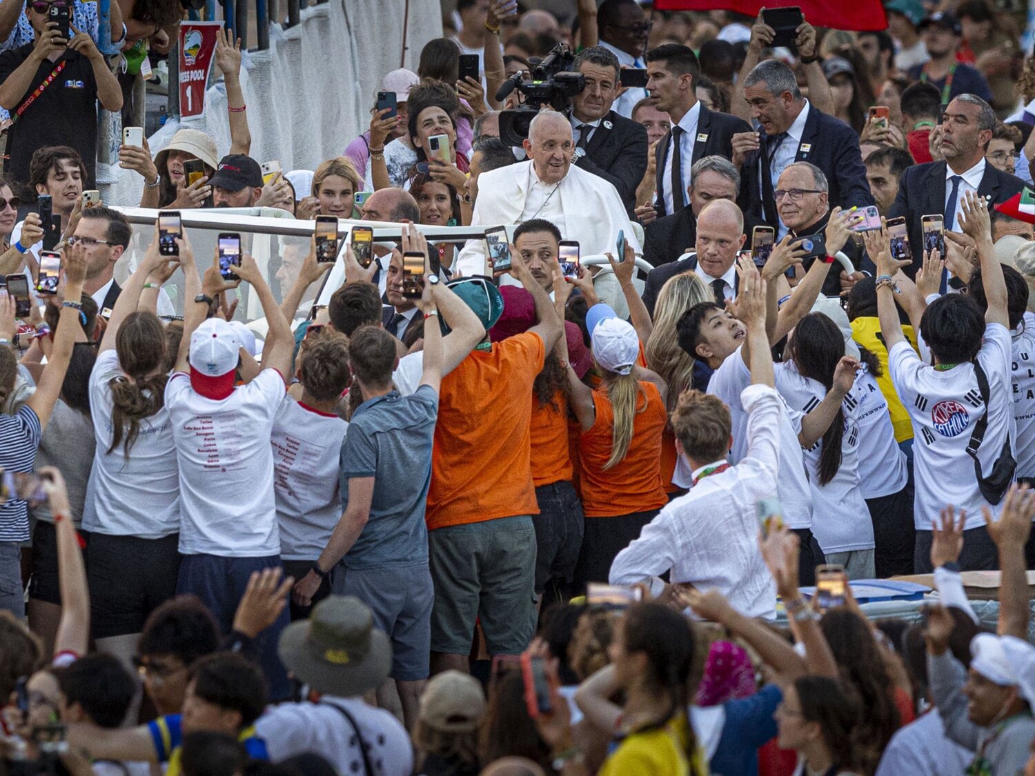 Un grupo de jóvenes católicos cantan el 'Cara al sol' durante la Jornada Mundial de la Juventud en Lisboa