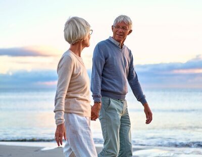 Una feliz pareja de ancianos jugando en la playa emociona a las redes: "El amor no tiene edad"