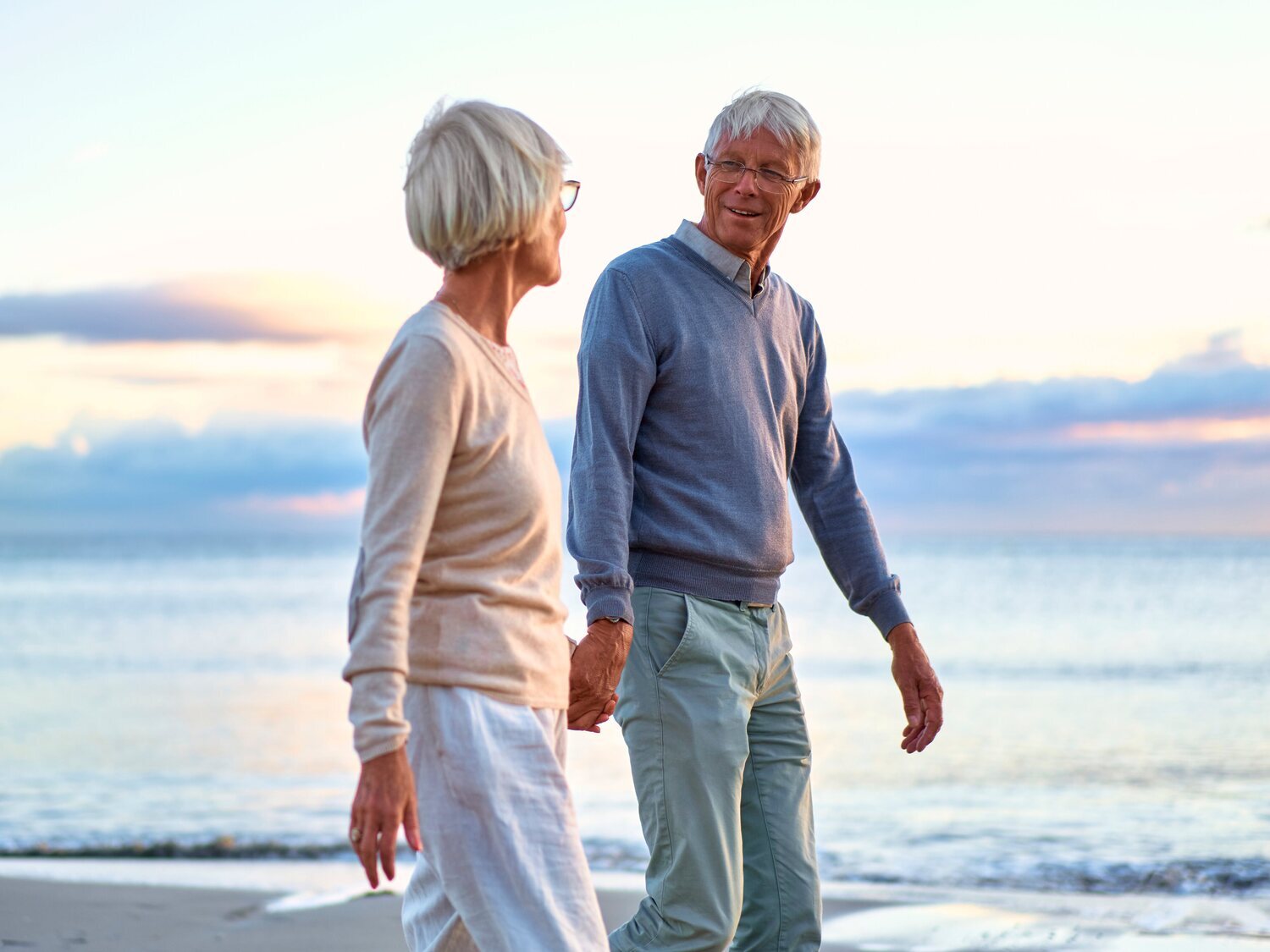 Una feliz pareja de ancianos jugando en la playa emociona a las redes: "El amor no tiene edad"