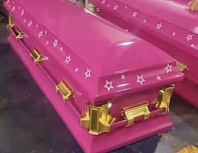El fenómeno 'Barbie' llega a las funerarias con ataúdes brillantes de color rosa