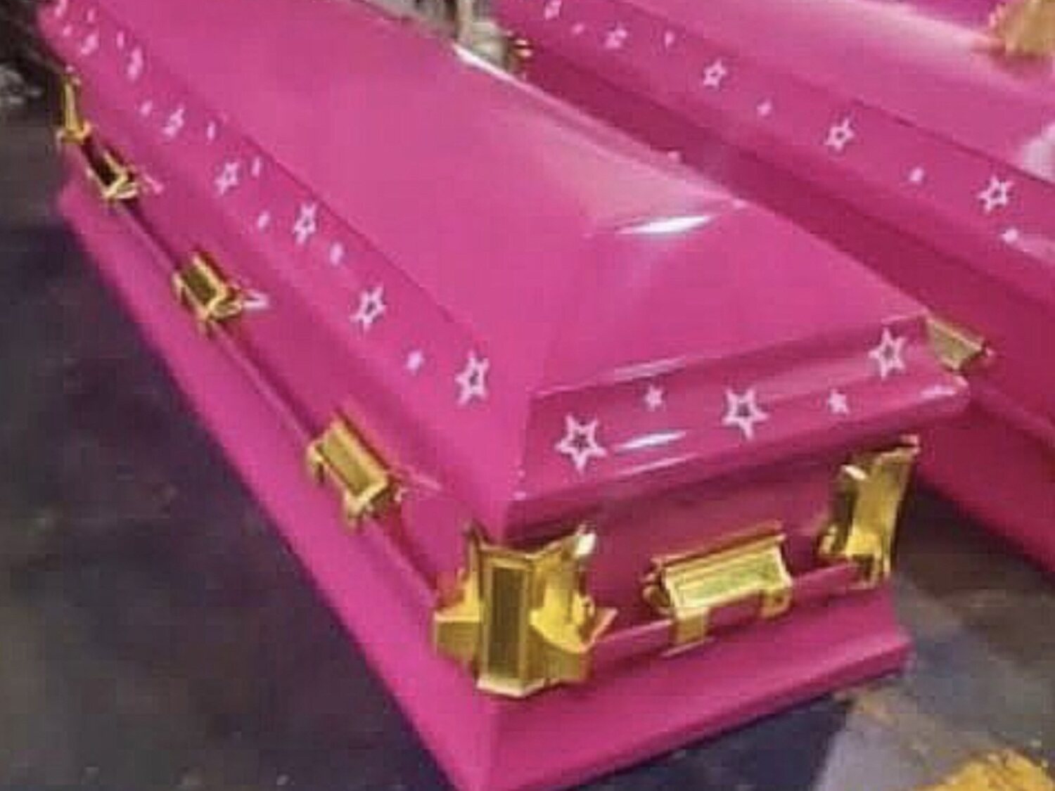 El fenómeno 'Barbie' llega a las funerarias con ataúdes brillantes de color rosa