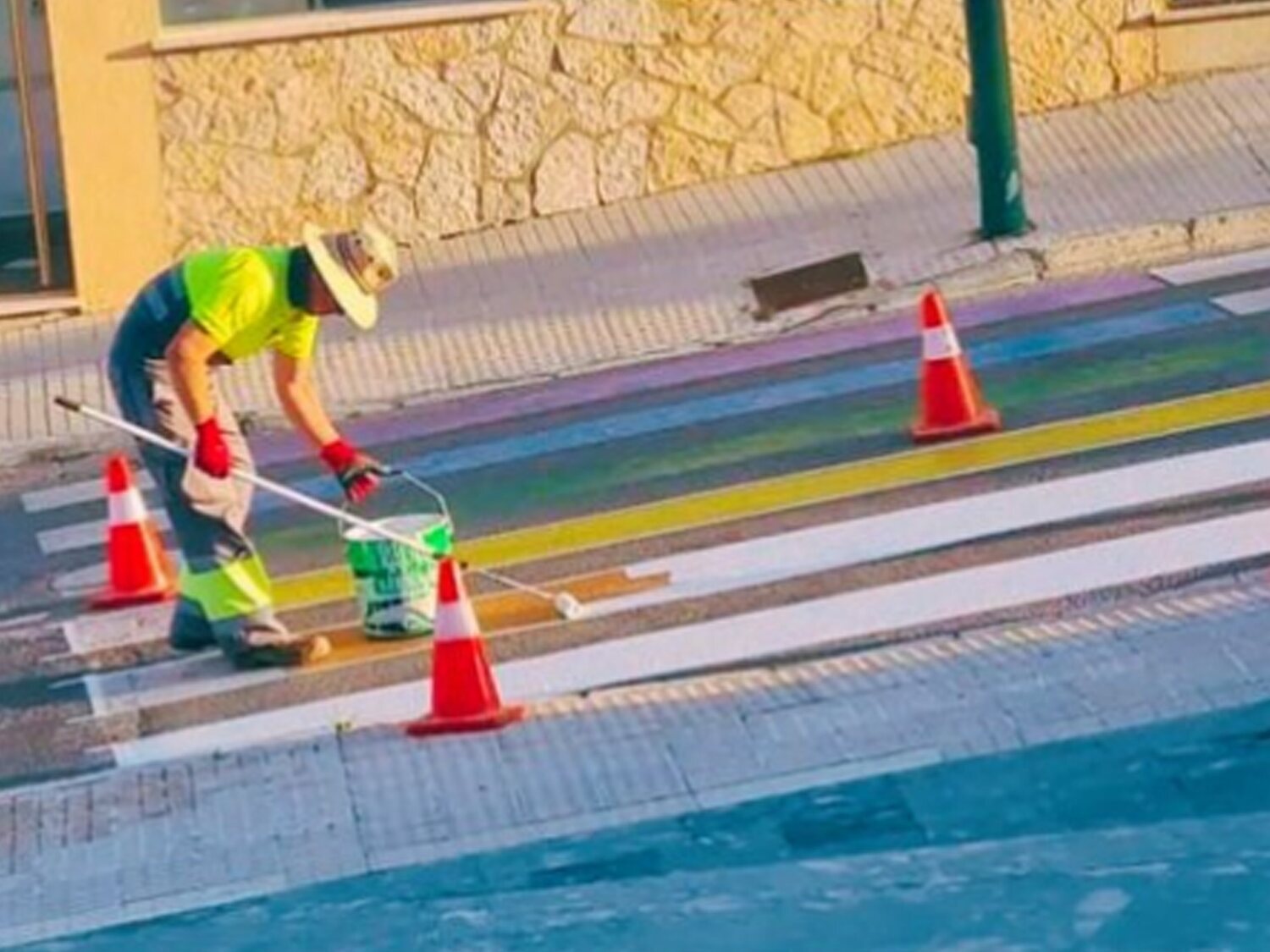 PP y Vox retiran la bandera LGTBI de un paso de peatones en Calvià