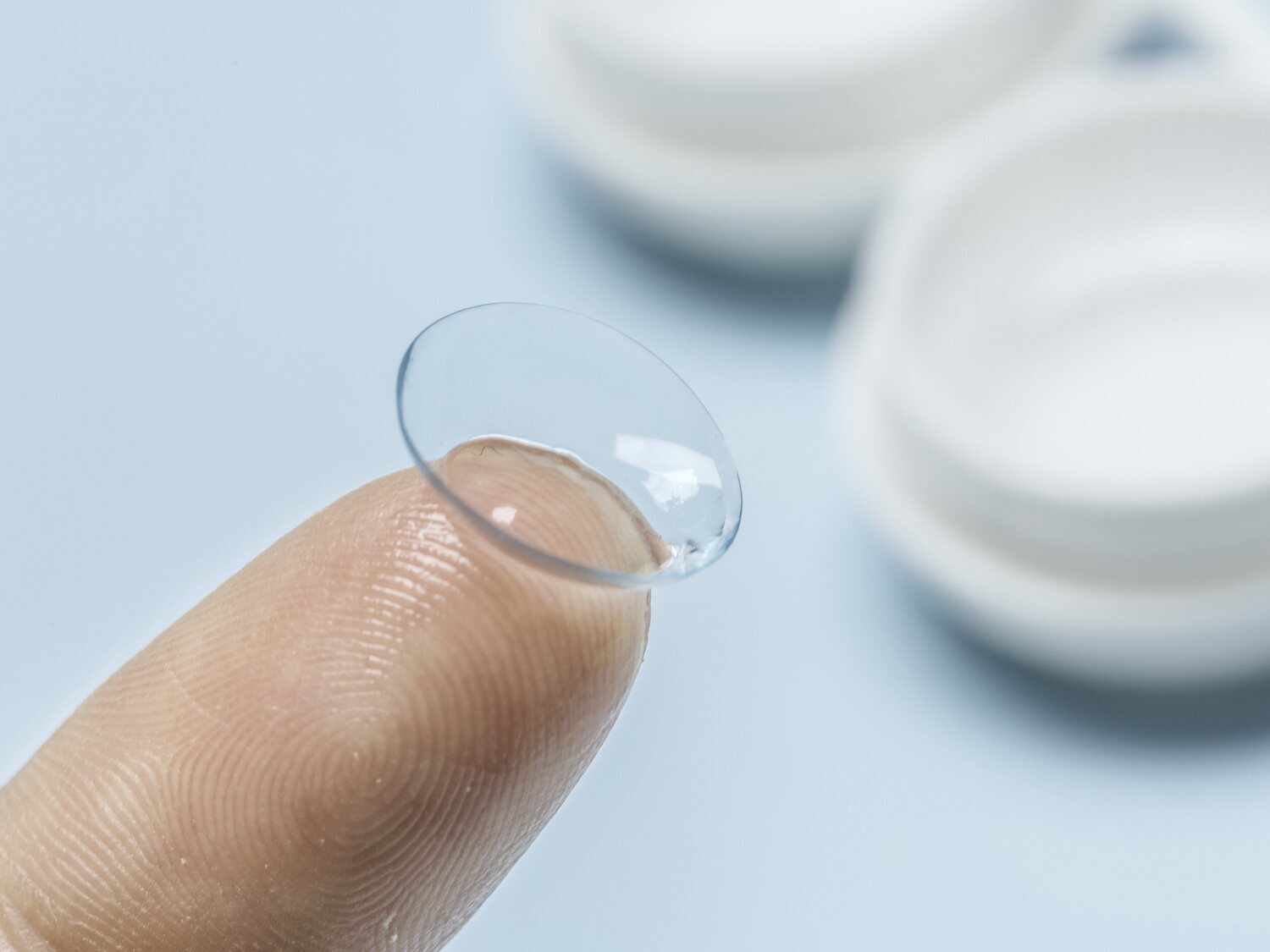 Alerta sanitaria: el protozoo que puede provocar ceguera al usar lentillas en el baño